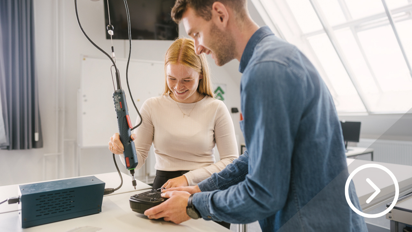 Zwei Studierende im Labor