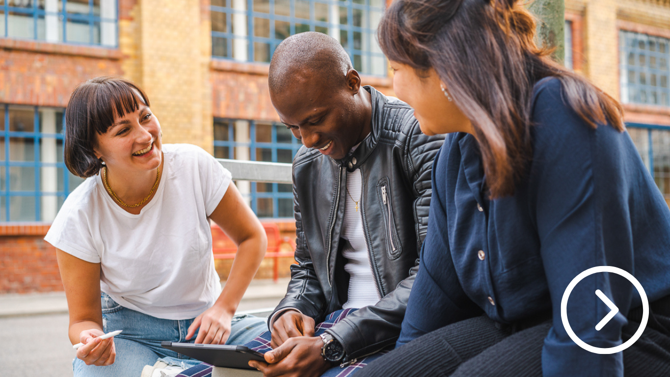 Drei Studierende im Gespräch